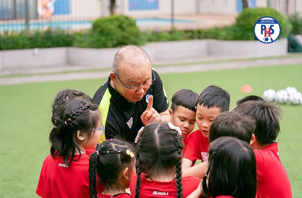 bao-indo-khuyen-hlv-shin-nen-hoc-theo-hlv-park-mo-hoc-vien-giup-ich-cho-bong-da-xu-van-dao